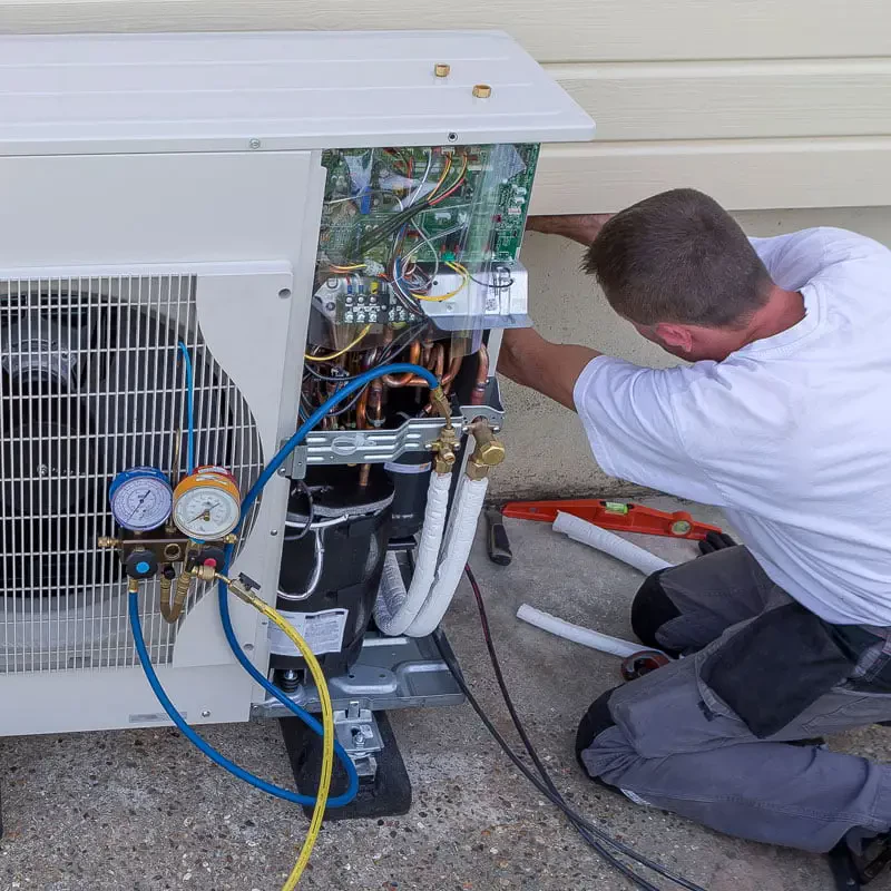 Technicien faisant l’entretien, l’installation ou la reparation d’une thermopompe